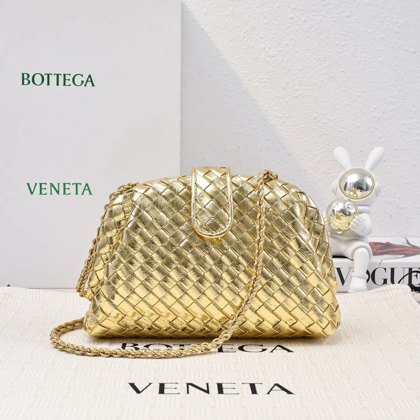 Batch 1880 BOTTEGA VENETA LAUREN 1980 small clutch bag is new! The small size that many people are squatting on is finally here. The self-adjustable zipper is a highlight of this bag. After being removed, it can be used as a handbag for important occasions. One bag unlocks two carrying methods at the same time. It is practical and has a unique sense of structure and beautiful lines. It is more elegant than a small cloud. It is a tribute to the classics and the pursuit of modernity. Style number: 4038 Size: 27*15*8cm